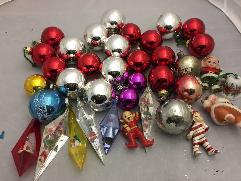 lot 422 image: Vintage Glass Ornaments