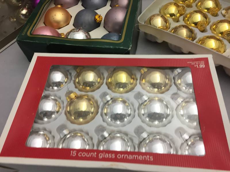 lot 419 image: Glass Christmas Ball Bulbs Ornaments