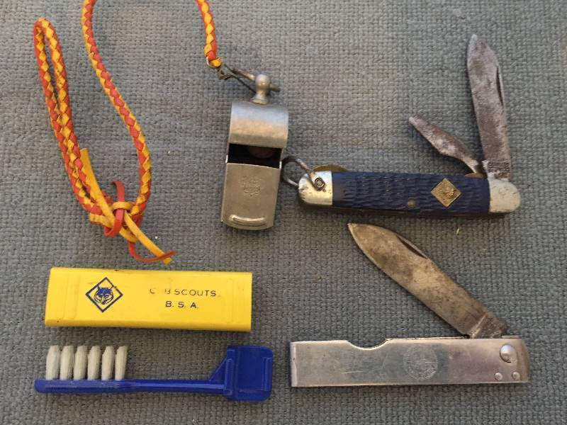 lot 443 image: CUB SCOUTS CSA Knives Whistle Toothbrush
