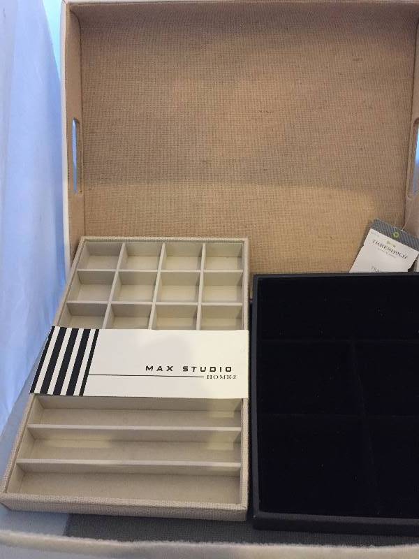 lot 445 image: Organizing  Jewelry Trays