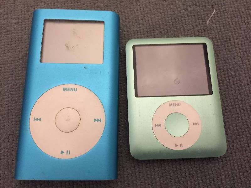 lot 460 image: IPODs 6 GB & 8 GB