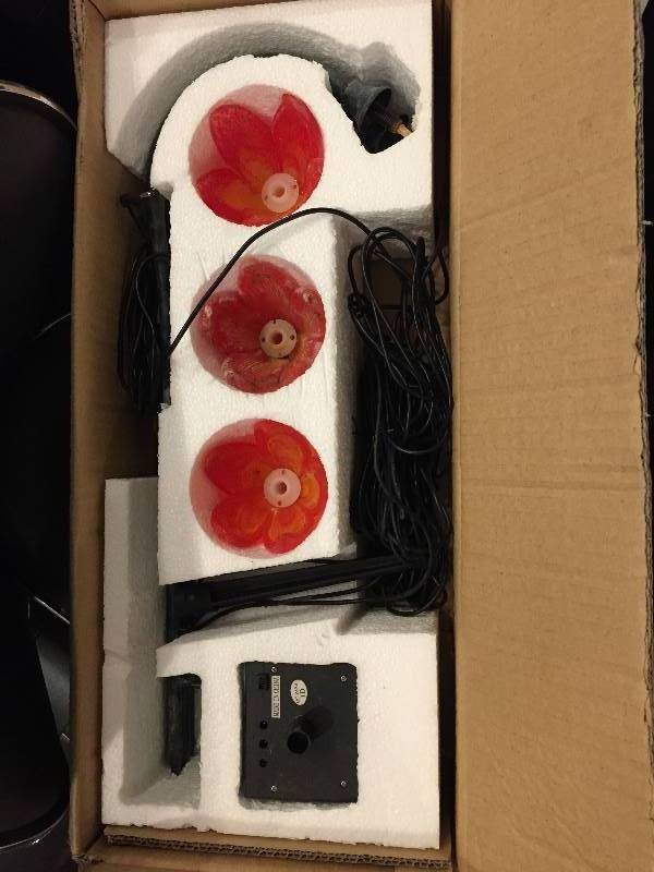 lot 530 image: NIB Solar Tulip Lights Set of 3