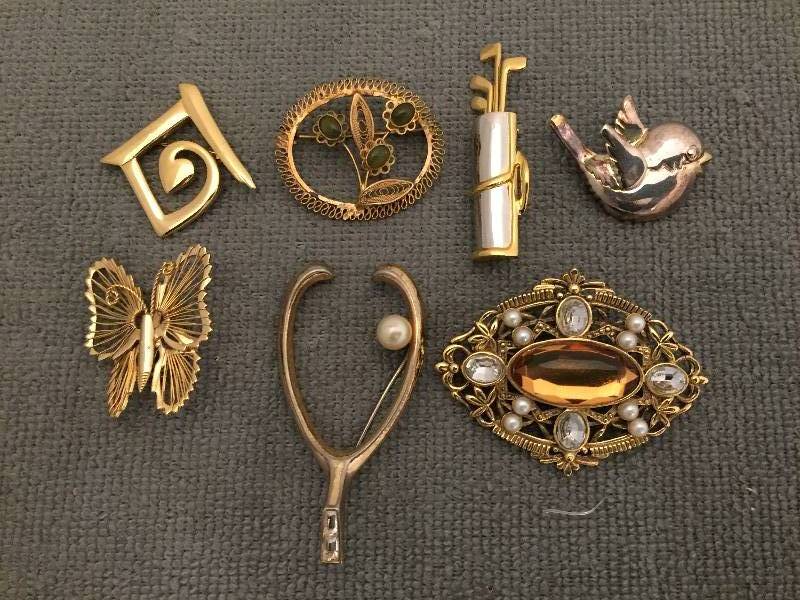 lot 541 image: Vintage Pins Brooches