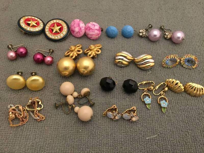 lot 551 image: Vintage Clip & Screw-back Earrings