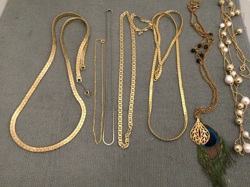 lot 554 image: Vintage Necklaces - Chain & Pearl