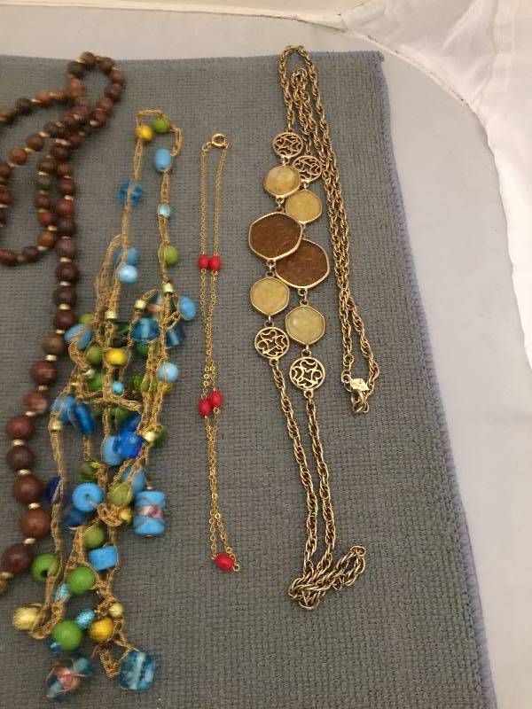 lot 556 image: Vintage Necklaces - Beads