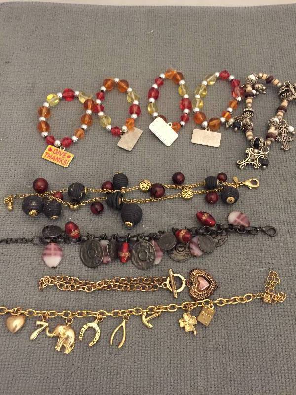 lot 555 image: Bracelets - Qty 9