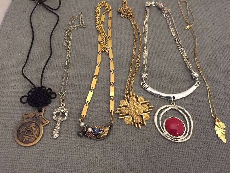 lot 557 image: Necklaces - Pendant Style