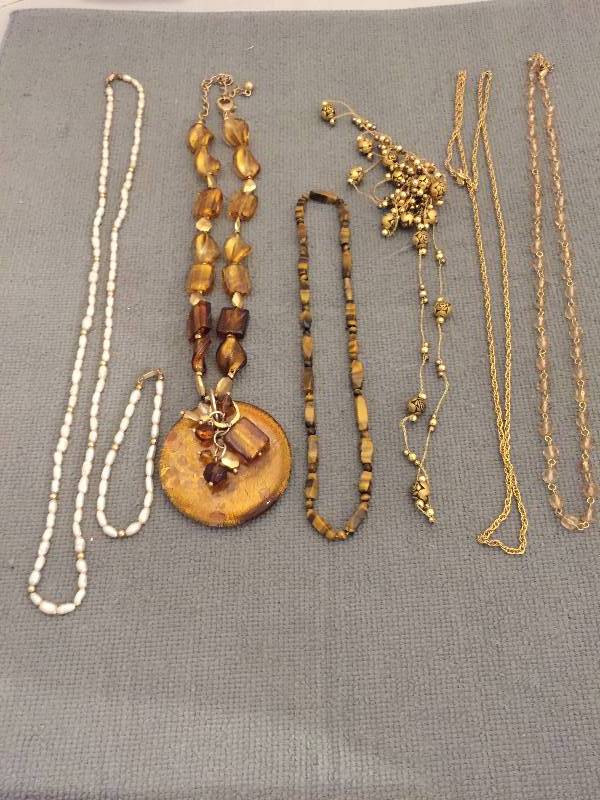 lot 558 image: Necklaces & Bracelet - Pearl, Tigers Eye, more