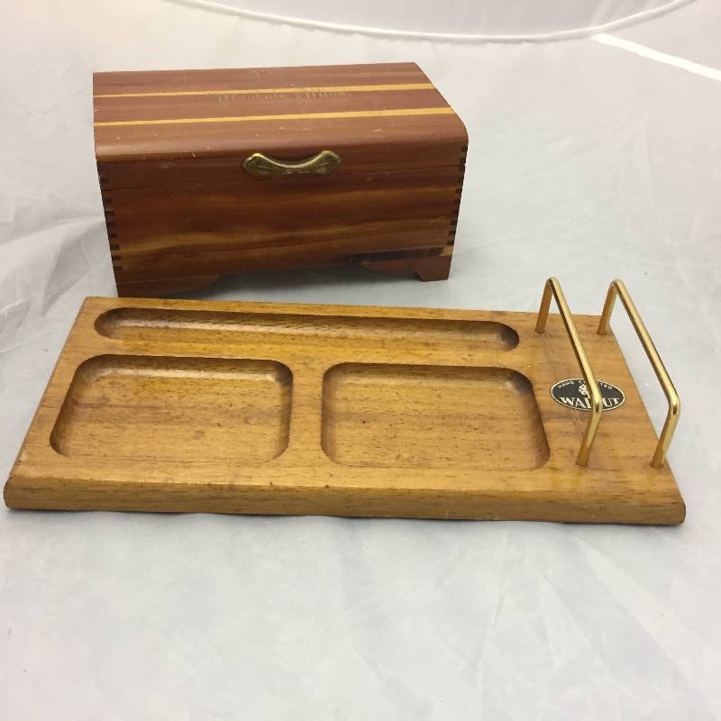 lot 476 image: Cedar Box Mankato Minn & Walnut Tray