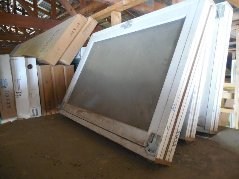 lot 108 image: 32 X 23 WINDOW  - WHITE - SWINGS UP INCLUDES SCREEN