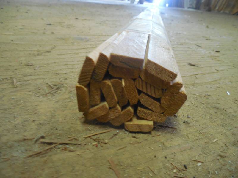 lot 129 image: (20) PINE SCREEN MOLD TRIM PIECES EACH PIECE IS 6 LONG