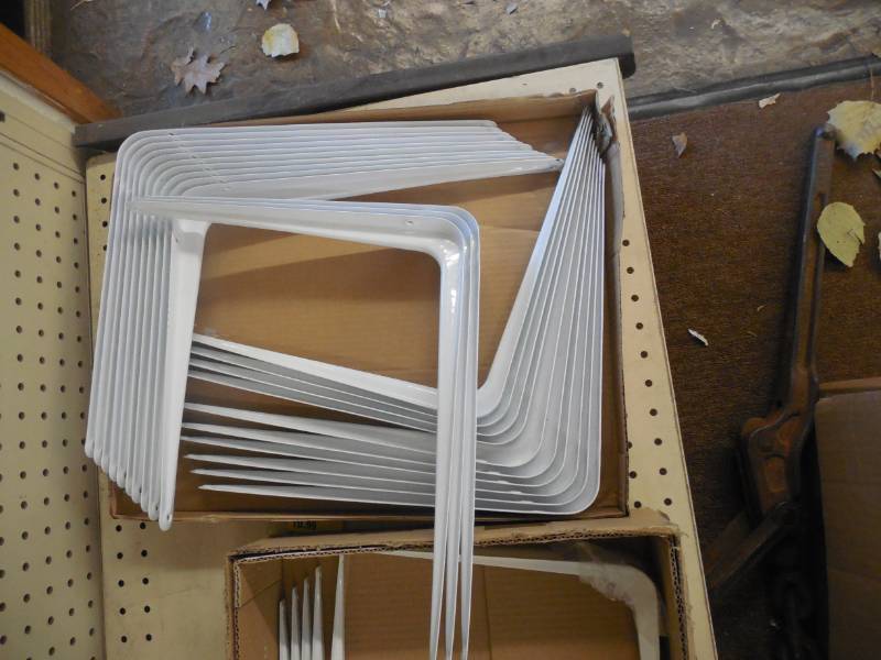 lot 252 image: (13) 12 X 14 SHELF BRACKETS -WHITE