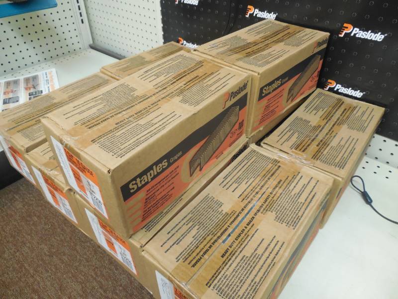 lot 380 image: NEW BOX OF 9,000 PASLODE 12 CROWN STAPLES 1 34 LONG