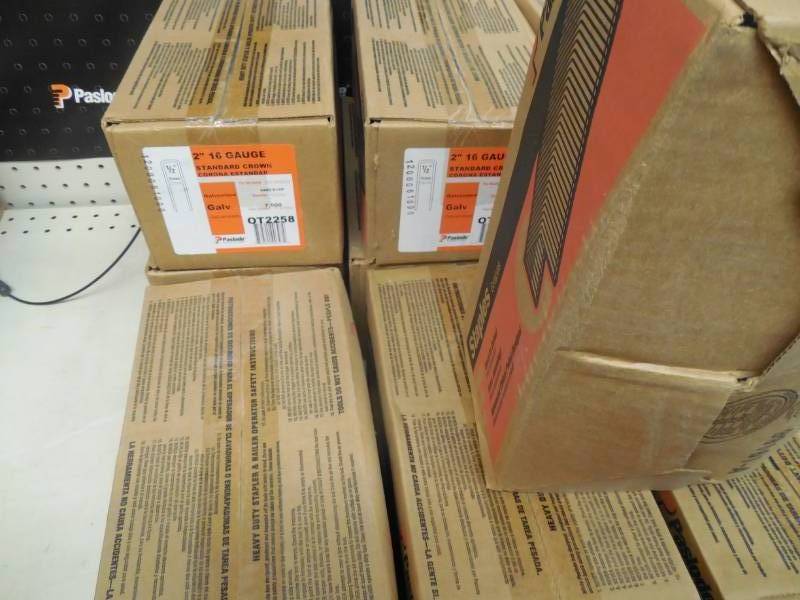 lot 386 image: NEW BOX OF 7,500 PASLODE 12 CROWN STAPLES 2 LONG