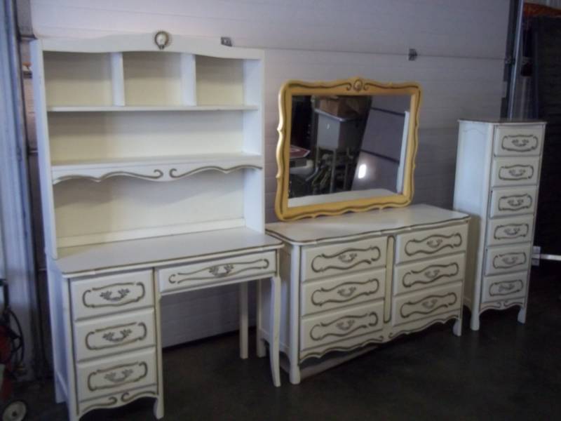 lot 4 image: Bedroom Set, Desk, Dresser with mirror and tall dresser