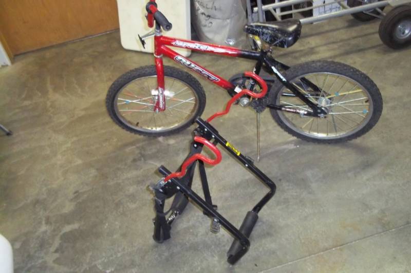 lot 7 image: Car Bike Rack and Bike