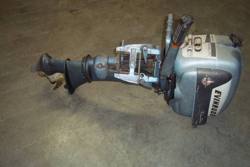 lot 9 image: Evinrude 7.5 HP Outboard Motor