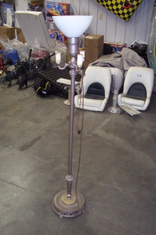 lot 16 image: Vintage lamp
