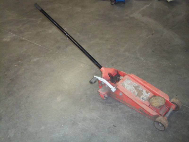 lot 33 image: Large Floor Jack