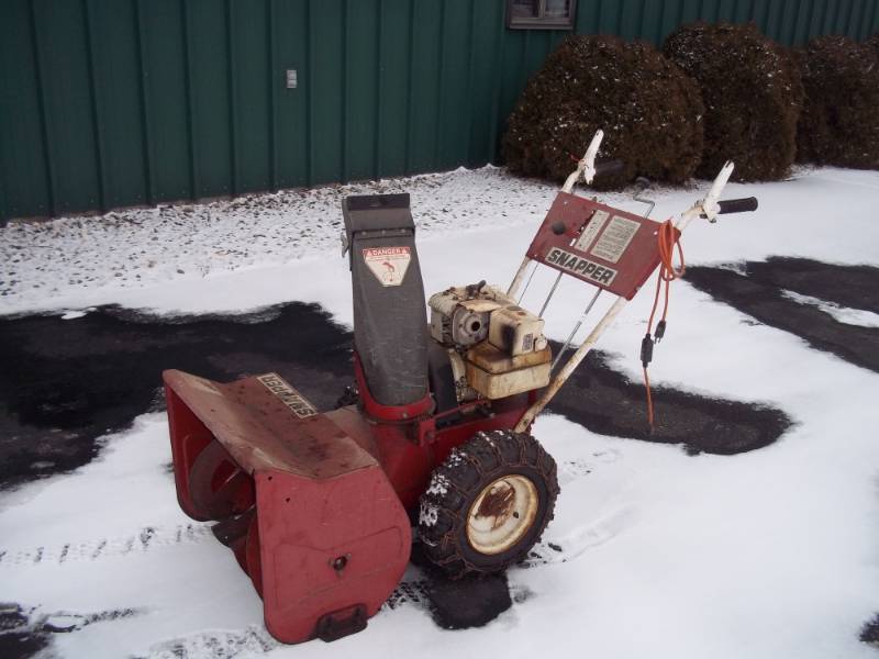 lot 1 image: Snapper 24 Snow Blower 5 HP motor Electric Start,