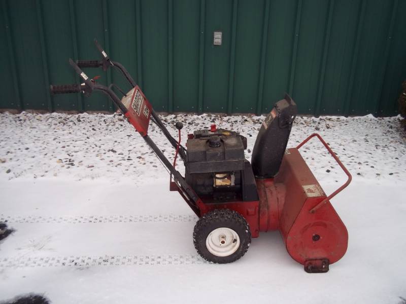 lot 3 image: Snapper 24 Snow Blower 7 HP motor Electric Start.