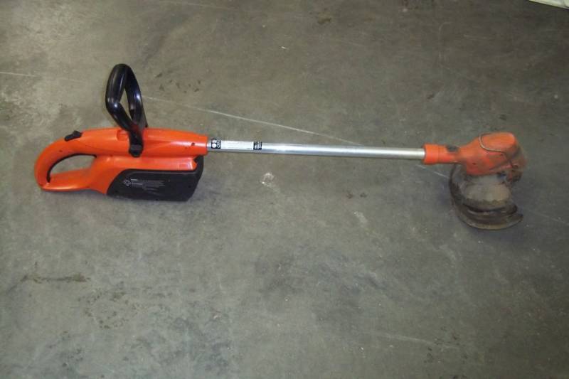lot 42 image: Black N Decker cordless String trimmer