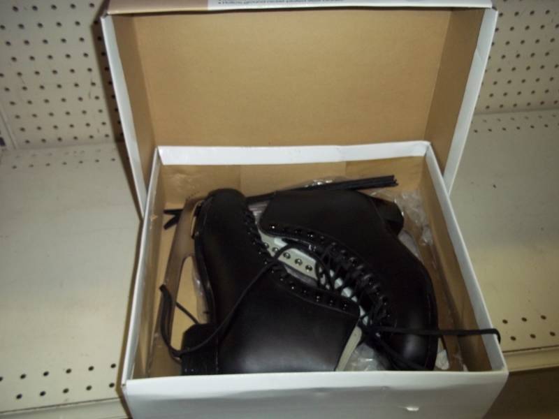 lot 48 image: Mens Ice Skates size 9 in box