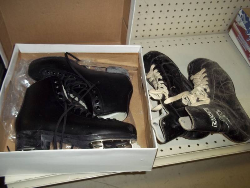 lot 49 image: 2 Pair of Mens Ice Skates size 10 one in box