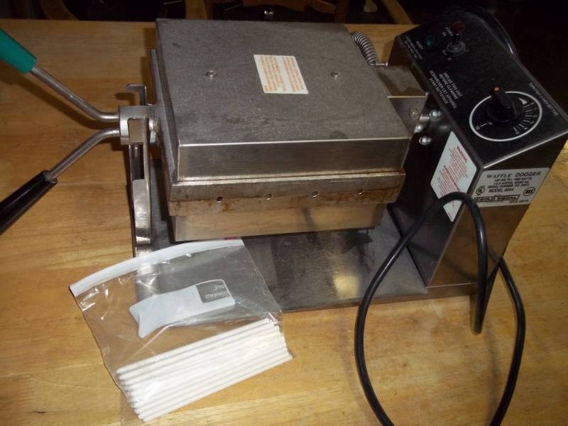 lot 50 image: Waffle Dodger maker with sticks