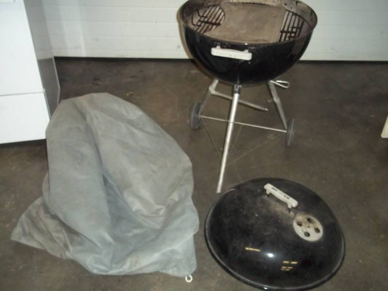 lot 51 image: Webber Charcoal Grill with cover