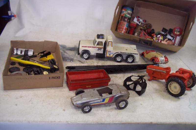 lot 59 image: Vintage Toy Truck with Toy parts