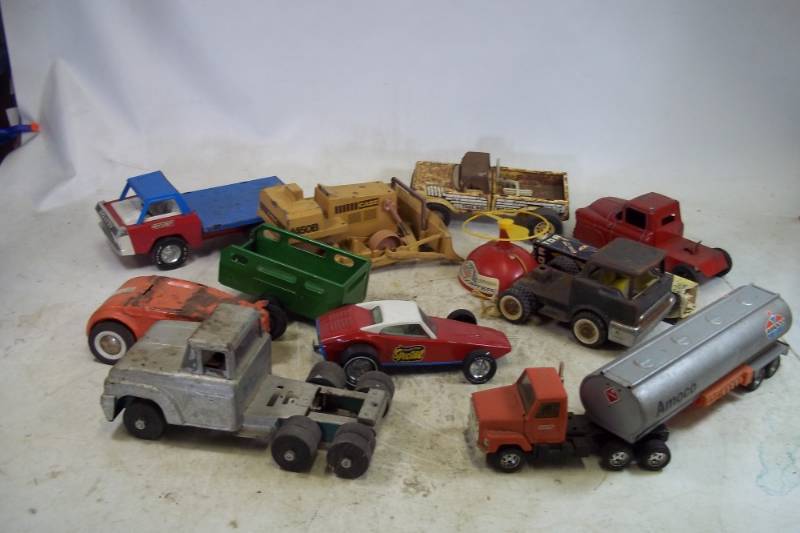 lot 62 image: Vintage Toy car and truck lot