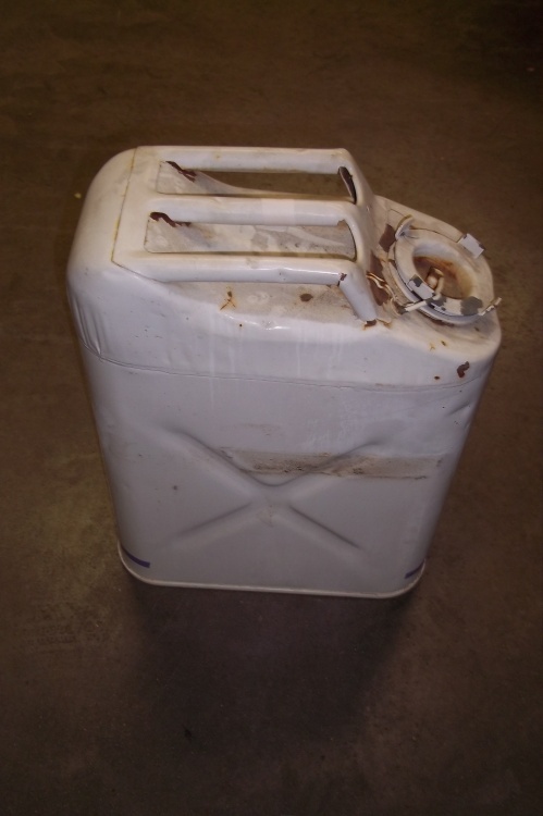 lot 66 image: Gas can for Jeep
