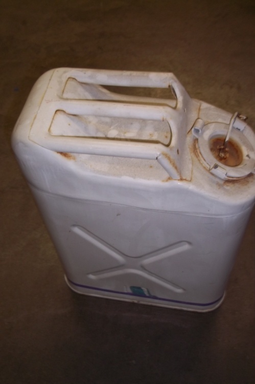 lot 67 image: Gas can for Jeep