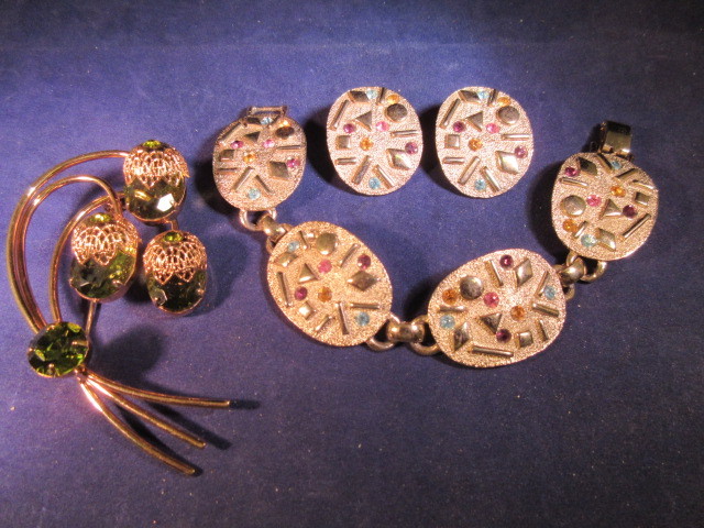 VINTAGE SARAH CONVENTRY GOLDTONE SET AND PIN