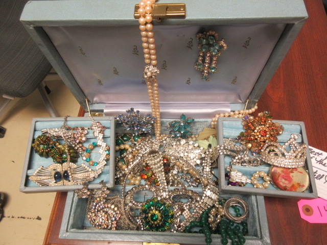 THE BEST VINTAGE BOX OF THE HOLIDAYS