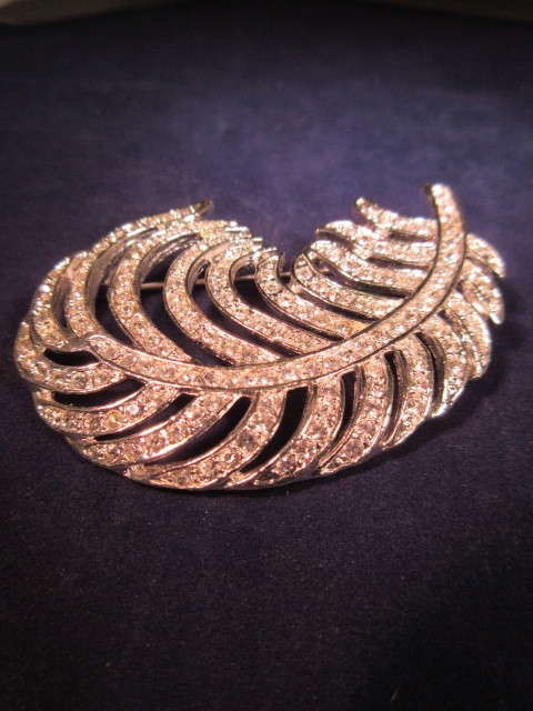 SIGNED VINTAGE JEWELS