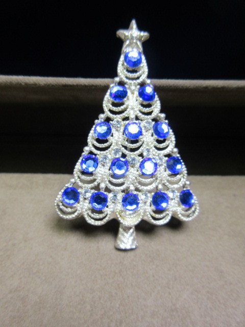 EISENBERG ICE COLLECTABLE BLUE & WHITE CHRISTMAS TREE PIN