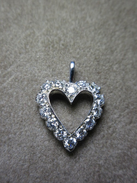 10K WHITE GOLD .45 APPROX TW DIAMOND HEART PENDANT