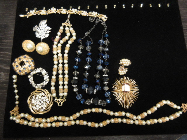 CROWN TRIFARI EXCEPTIONAL VINTAGE JEWELS