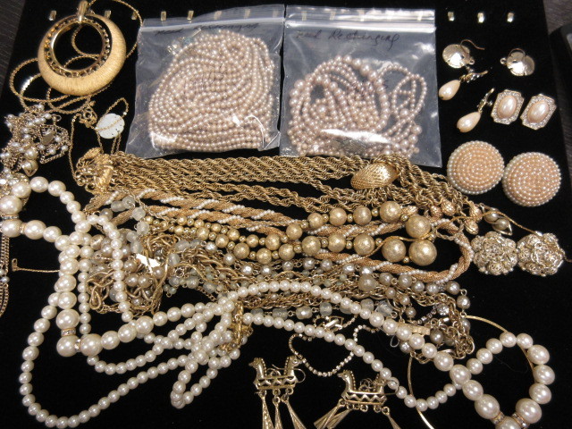 RETRO 60S & 70S GOLDTONE  FAUX PEARL COLLECTION