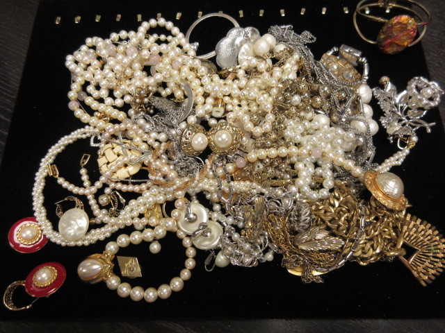VINTAGE RETRO 80S GLAM WEARABLE