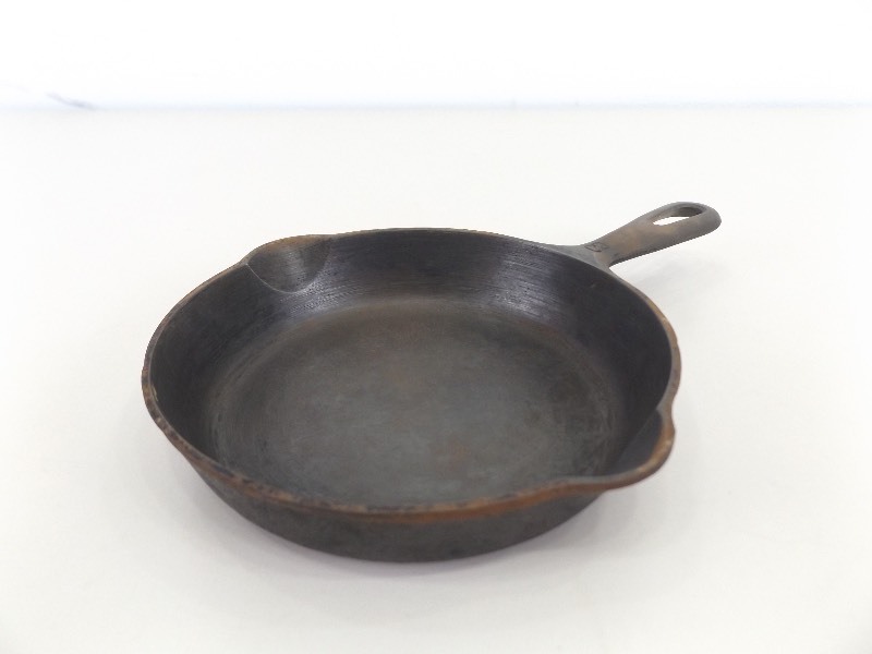 lot 25 image: Antique Griswold Cast Iron No. 3 (709) Skillet Pan