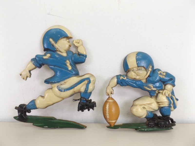 lot 26 image: 2 Vintage 1976 Homco Cast Metal Football Wall Hangings
