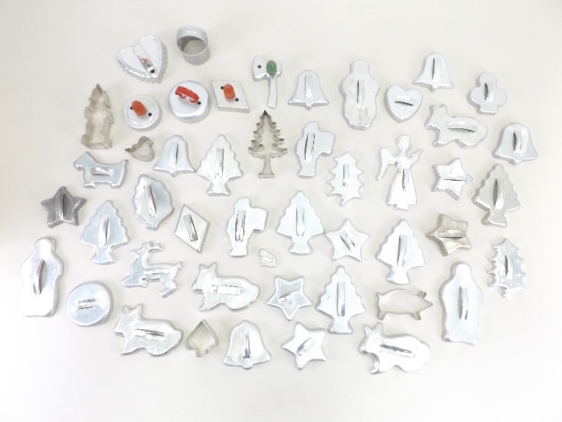 lot 30 image: Lot of AntiqueVintage Tin Cookie Cutters