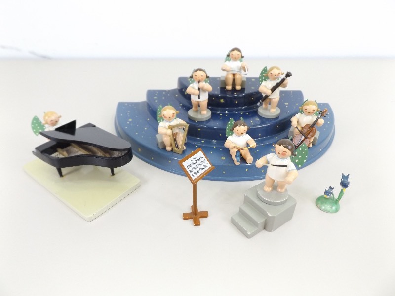 lot 47 image: Vintage Wendt & Kuehn W u K Germany Angel Orchestra Figurines with Base