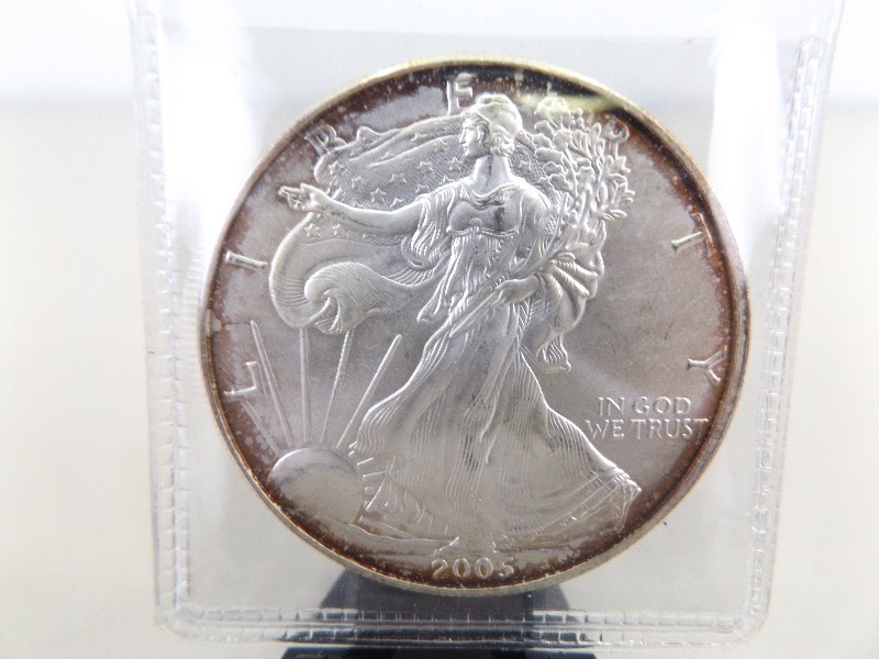 lot 61 image: MINT 1 Ounce 2005 American .999 Silver Eagle