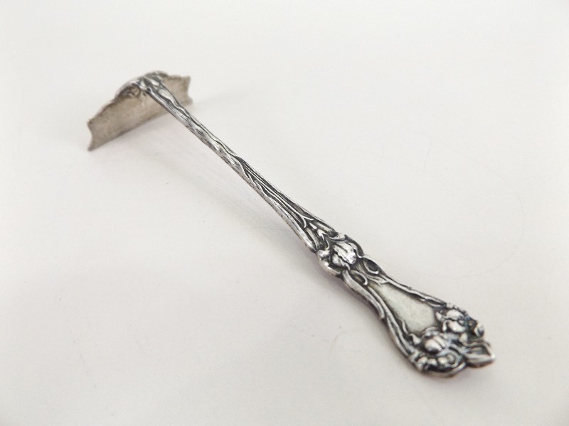 lot 76 image: Antique .925 Sterling Silver Crumb Scraper