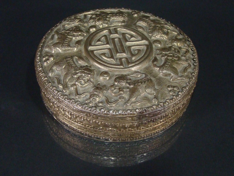 lot 105 image: Antique Chinese Metal Scenic Foo Dog Frog Cylinder Snuff, Trinket, Powder Box